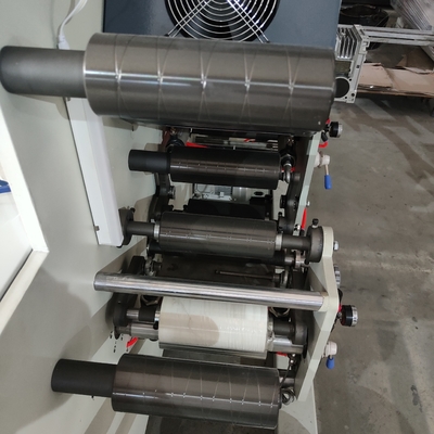 Η μηχανή εκτύπωσης Flexo υψηλής ταχύτητας για τη μέγιστη αποδοτικότητα, χρώμα εκτύπωσης είναι whitle, ταινία, έγγραφο της Kraft, μελάνι