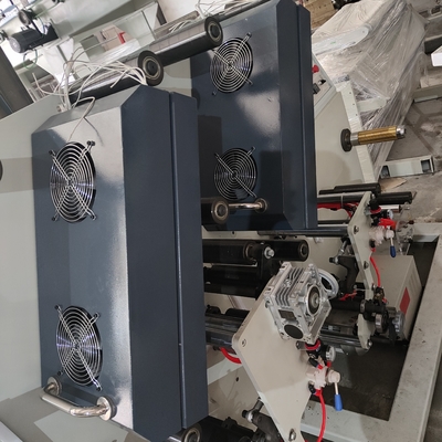 Η μηχανή εκτύπωσης Flexo υψηλής ταχύτητας για τη μέγιστη αποδοτικότητα, χρώμα εκτύπωσης είναι whitle, ταινία, έγγραφο της Kraft, μελάνι