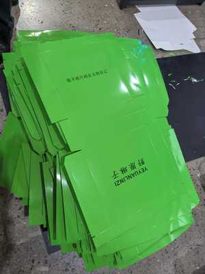 Fully automatically crease-free sheet feeding paper bag making machine