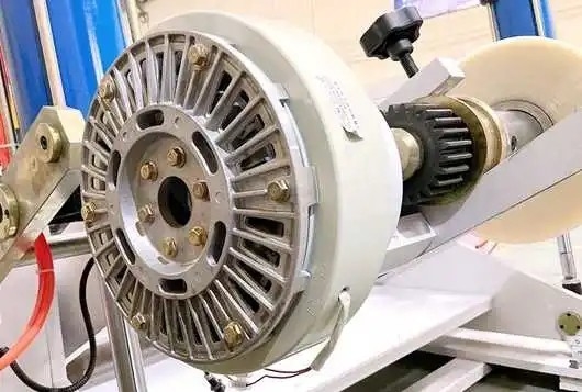 1100mm αυτόματα αποτυπώνουν τη μηχανή 600mm σε ανάγλυφο φύλλο αλουμινίου αλουμινίου