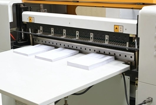1100mm αυτόματα αποτυπώνουν τη μηχανή 600mm σε ανάγλυφο φύλλο αλουμινίου αλουμινίου