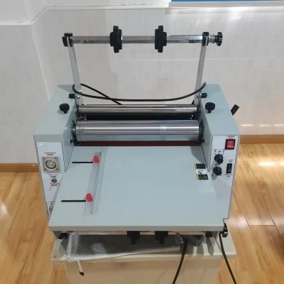 OPP 900mm σκίζοντας μηχανή 5m/ελάχιστη Rewinder τοποθέτηση σε στρώματα ταινιών Nonweaving