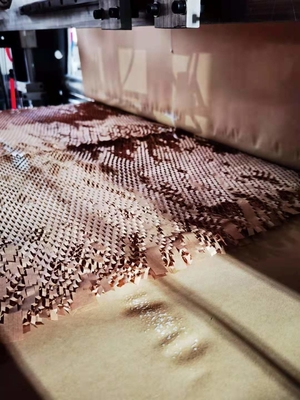Φιλική τσάντα εγγράφου της Kraft Eco που κάνει γεμισμένη τη μηχανή κηρήθρα φακέλων παράδοσης αγγελιαφόρων